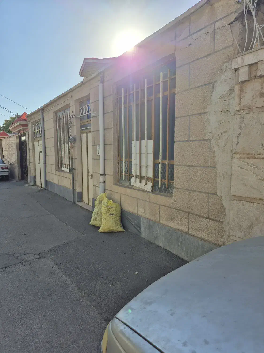 ساختمان گلنگی واقع در تویسرکان دو واحد مجزاست|فروش زمین و ملک کلنگی|تویسرکان, |دیوار