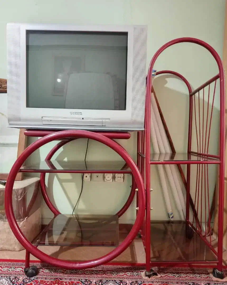 تلویزیون توشیبا بیست و هشت و میز فلزی وبوفه|تلویزیون و پروژکتور|تهران, قصر فیروزه ۱|دیوار