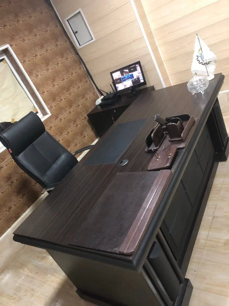 میز و صندلی اداری در حد صفر|مبلمان اداری|سلماس, |دیوار