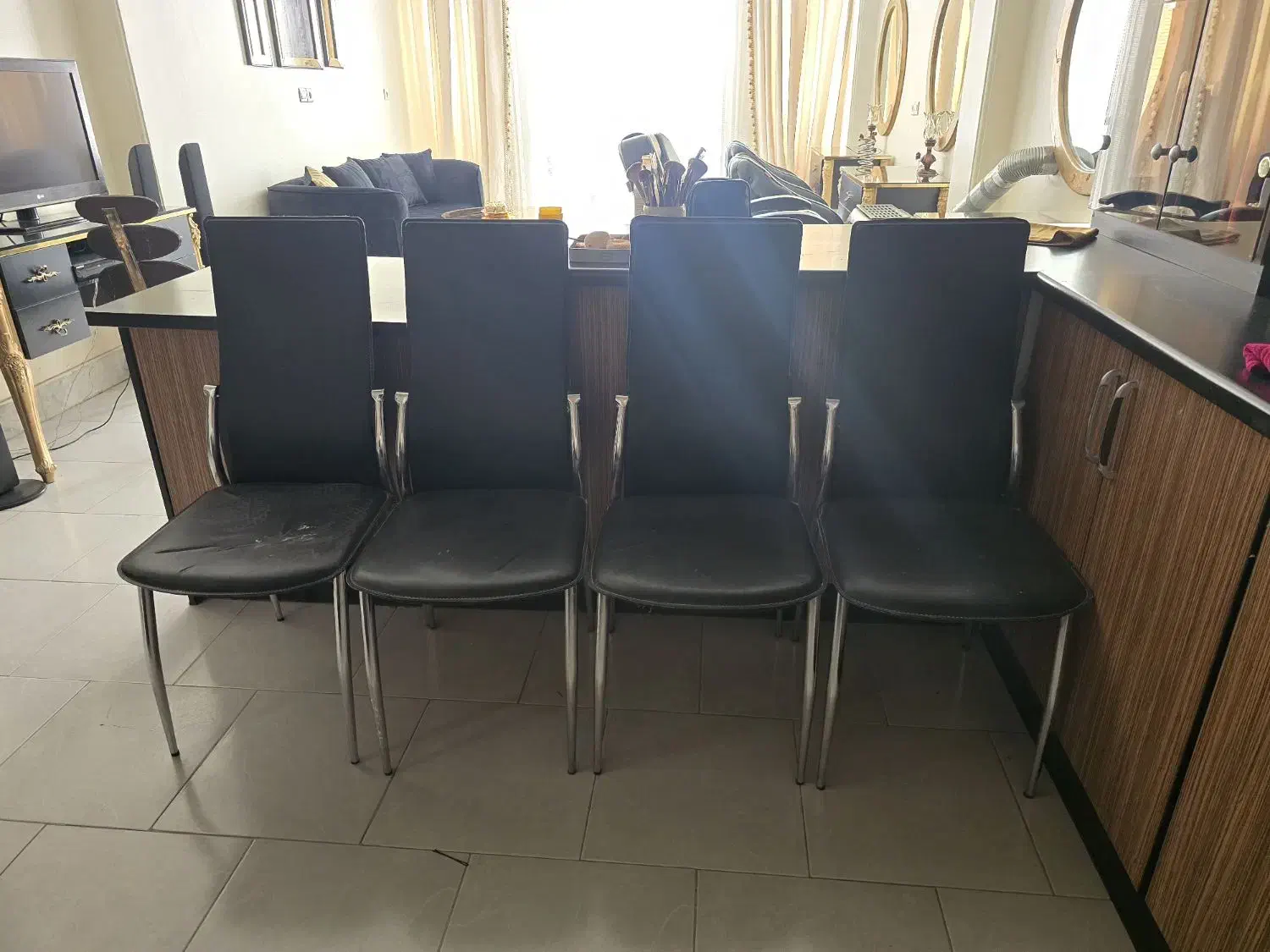 اینه و کنسول و صندلی|آرایشگاه و سالن‌های زیبایی|اصفهان, سنبلستان|دیوار