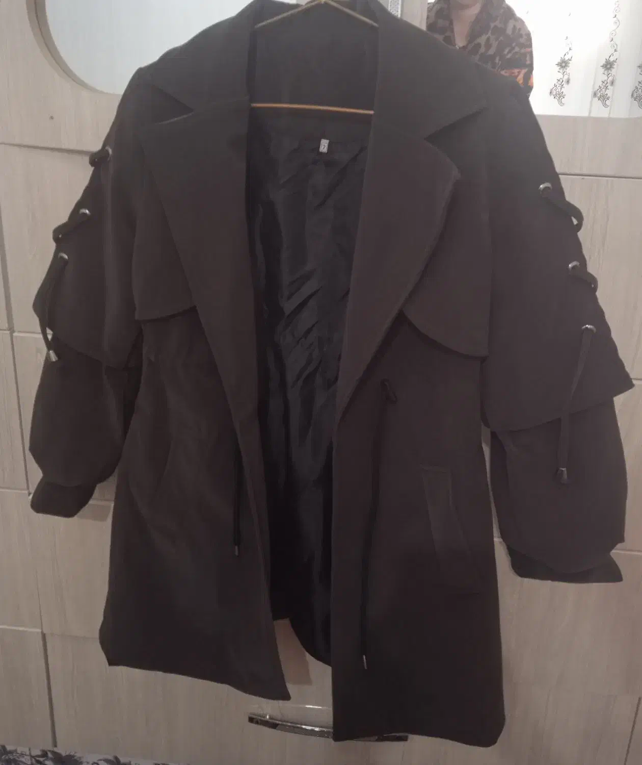 پالتو بارانی|لباس|جوانرود, |دیوار