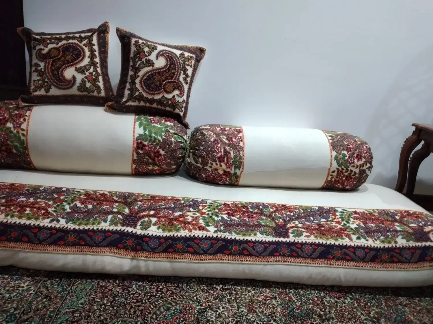 یک کناره یک جفت پشتی دوتا کوسن|صنایع دستی و سایر لوازم تزئینی|یزد, |دیوار