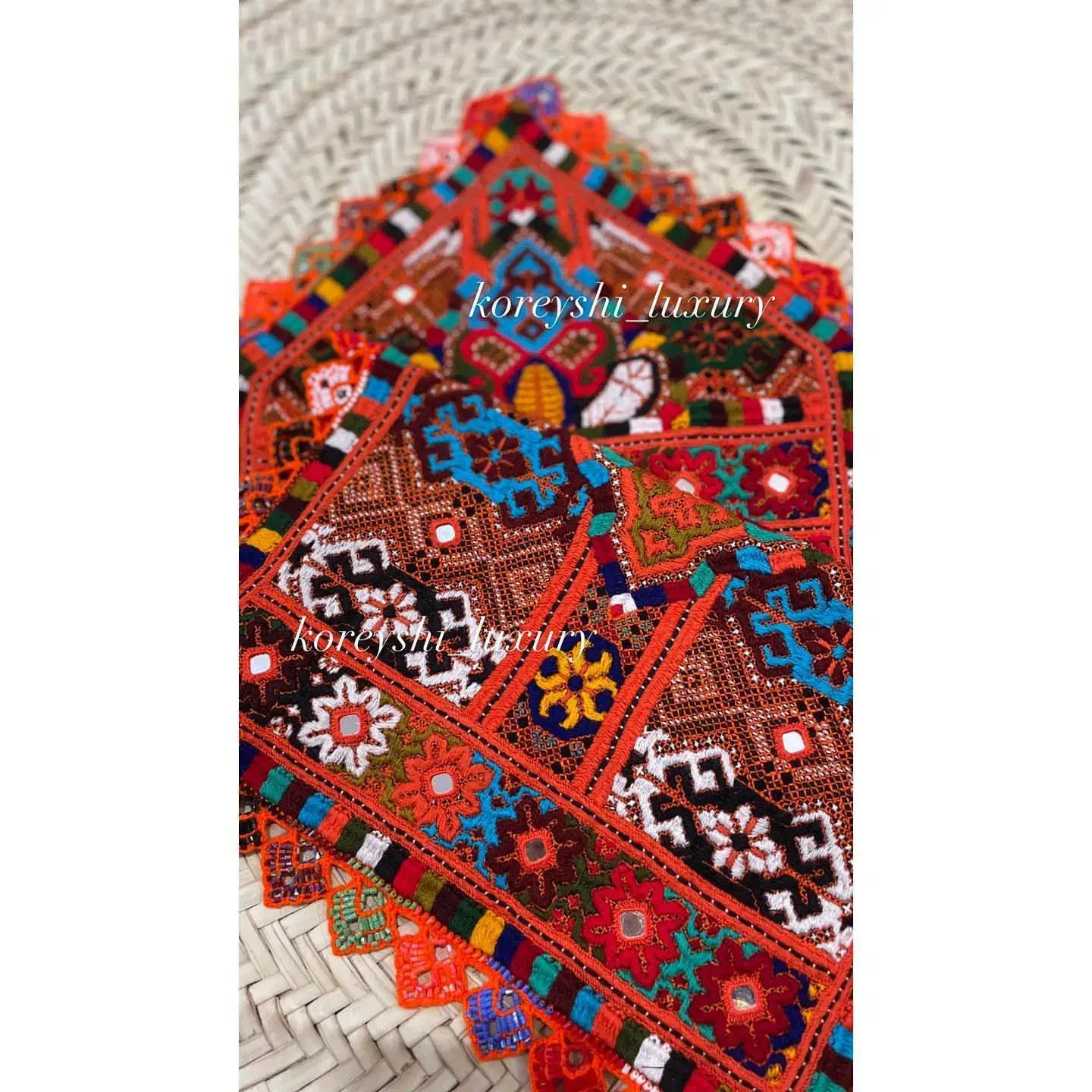 کریشی سرای نیلا|لباس|خاش, |دیوار