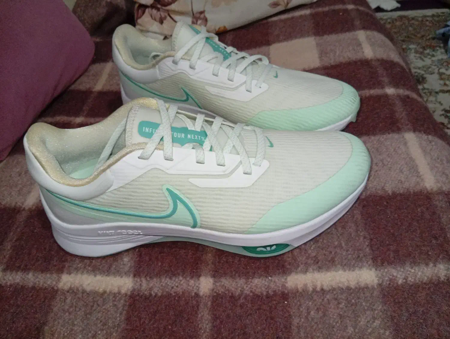 کتونی گلف|کیف، کفش، کمربند|رشت, نظری|دیوار