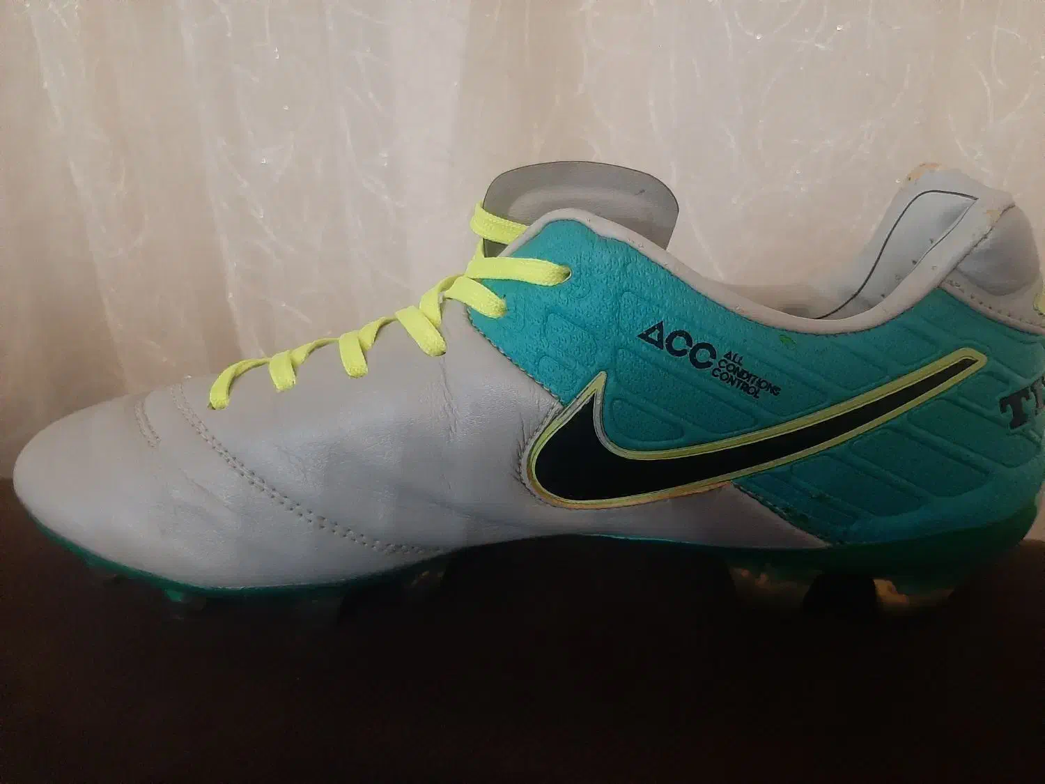 کفش چمن|کیف، کفش، کمربند|شیروان (خراسان), |دیوار