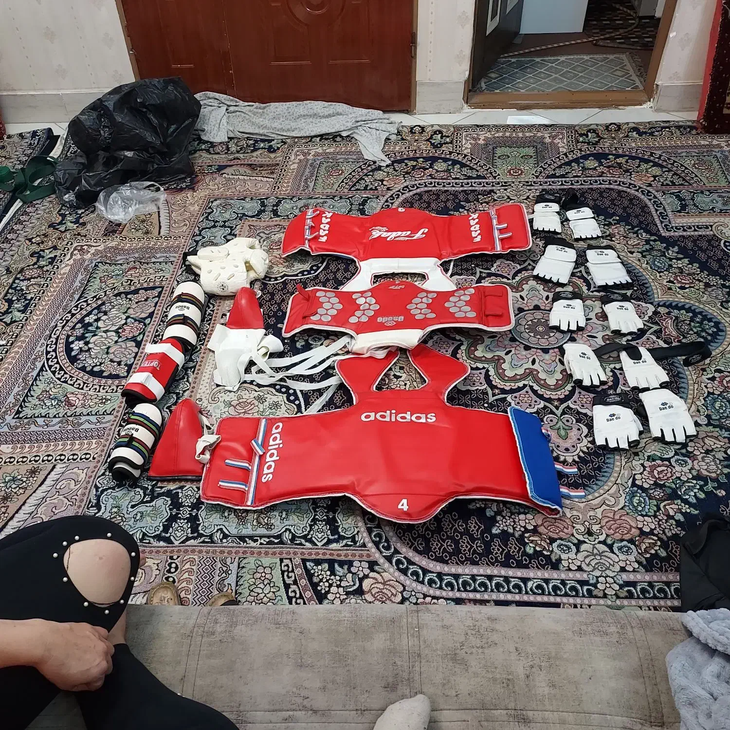 سه دست لباس تکواندو با هوگو و دستکش و ساق بند|تجهیزات ورزشی|مشهد, شهید آوینی|دیوار