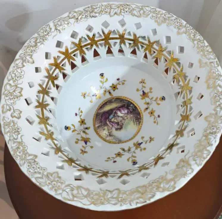 ظروف چینی گل برجسته سایز بزرگ(هرظرف ۳ میلیون)|ظروف سرو و پذیرایی|خرم‌آباد, |دیوار