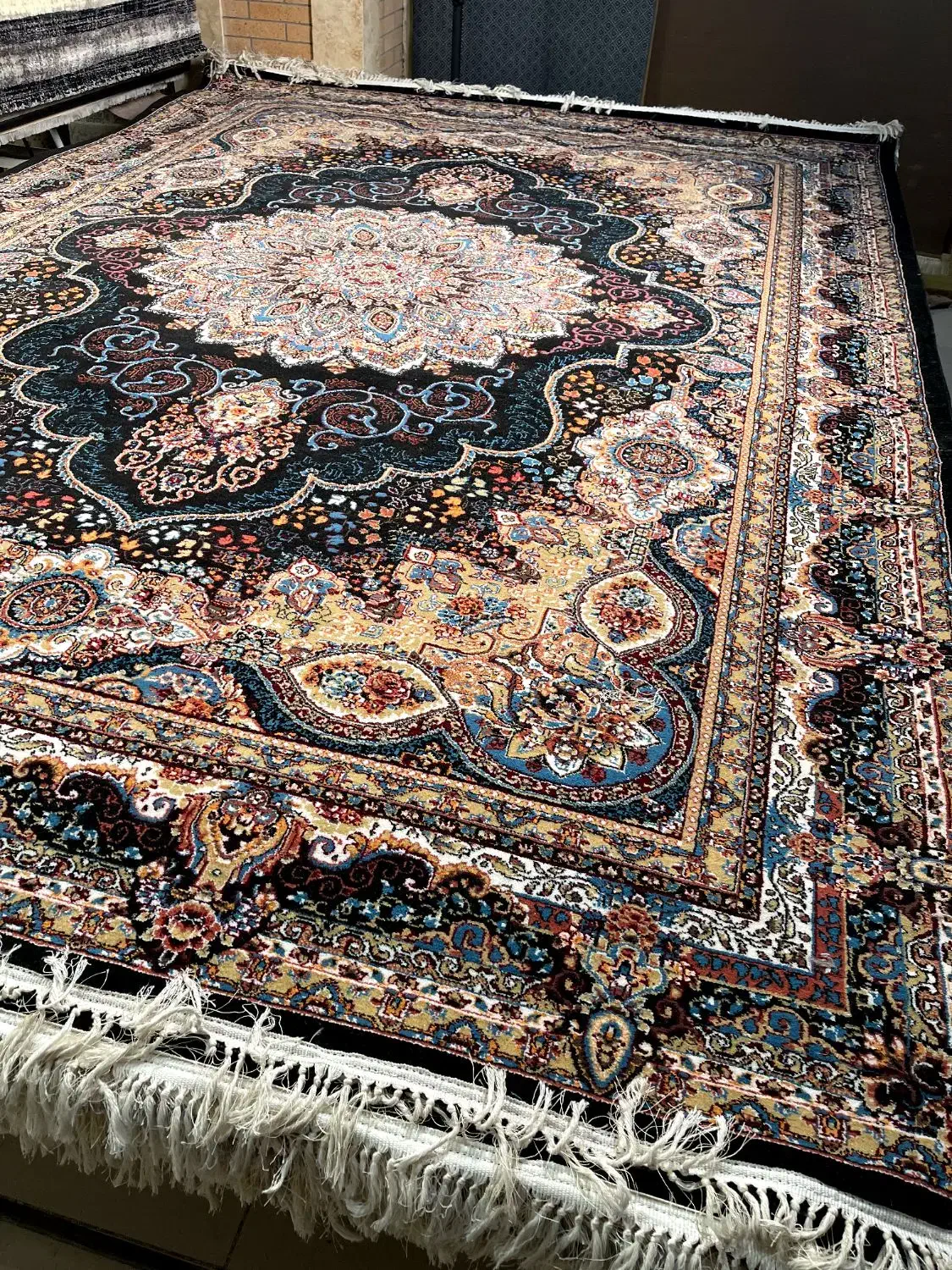 فرش ماشینی ۹ متری آریا مهر سرمه ای (فرش هنرمند)|فرش|تبریز, |دیوار