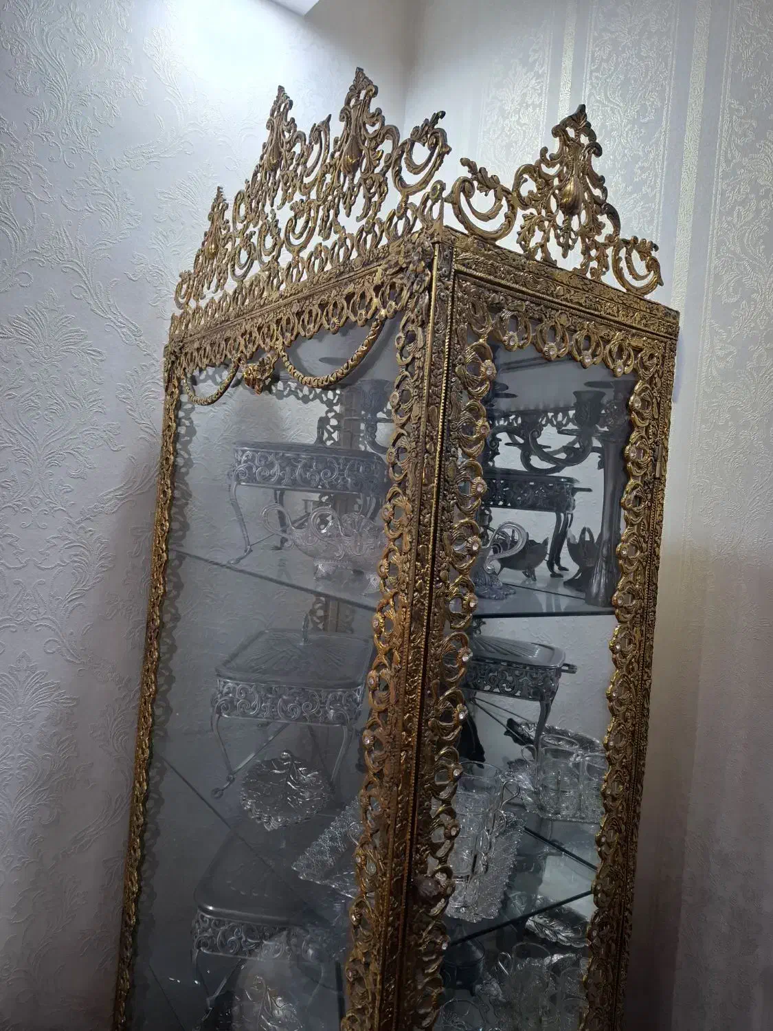 ویترین برنز اصل بسیار سنگین در حد نو|بوفه، ویترین، کنسول|تهران, ارم|دیوار