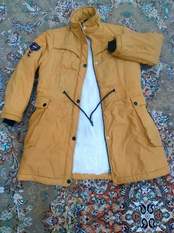 پالتو کاملا نو|لباس|بانه, |دیوار