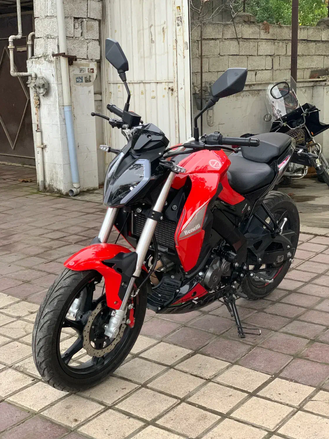 بنلی180|موتورسیکلت|لاهیجان, کاروانسرابر|دیوار