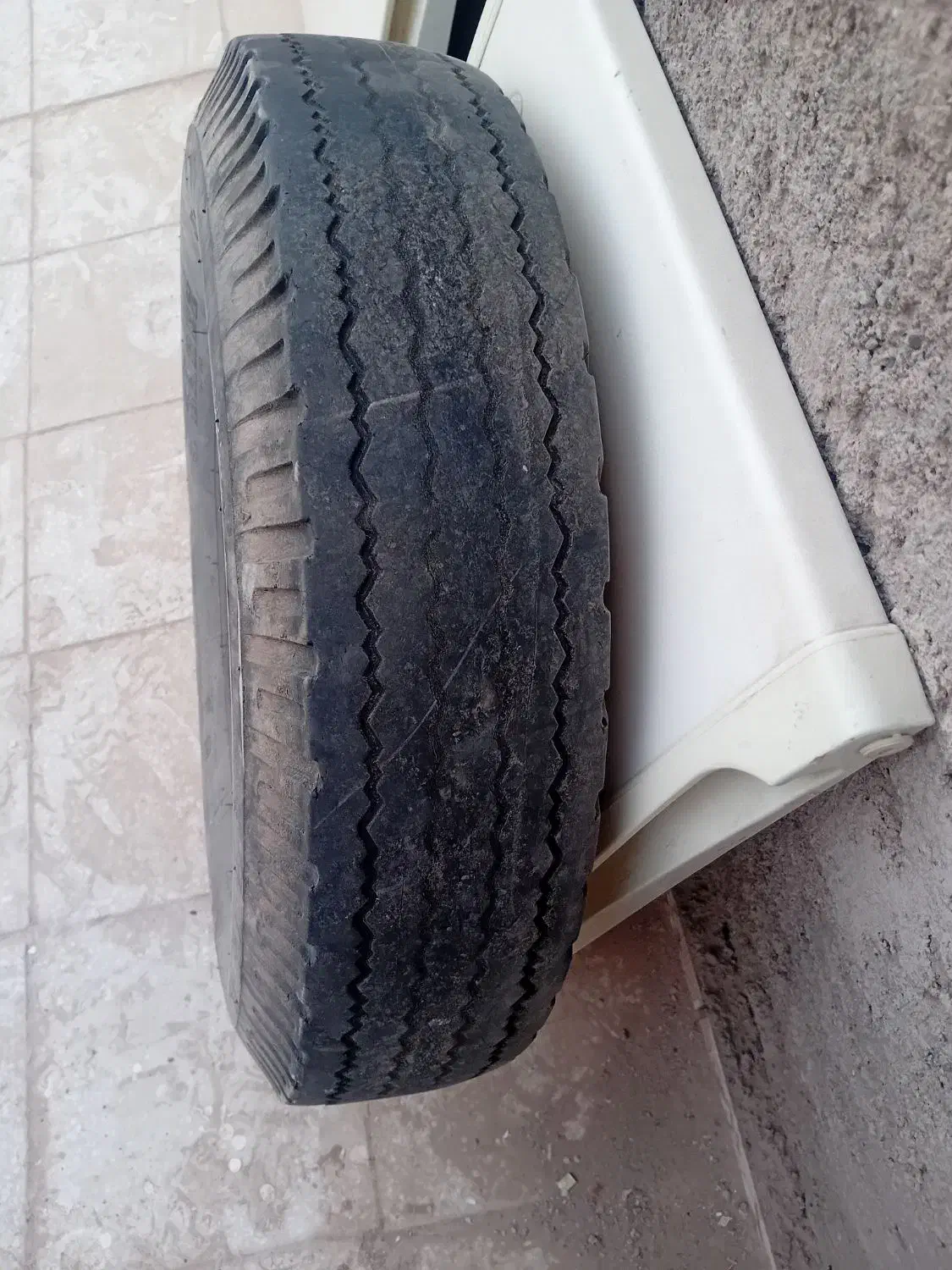 لاستیک پژو نو و مزدا وانت|قطعات یدکی و لوازم جانبی|کاشان, درب جوشقان|دیوار