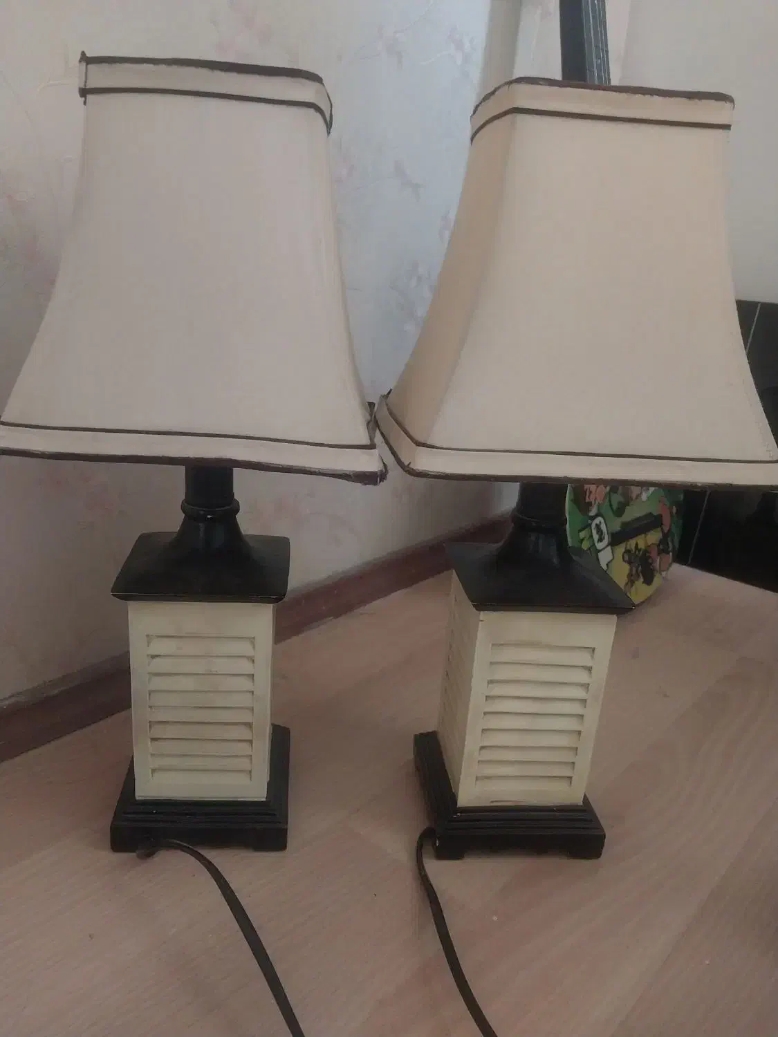 دو عدد آباژور، چراغ خواب|چراغ خواب و آباژور|پرند, فاز ۵|دیوار