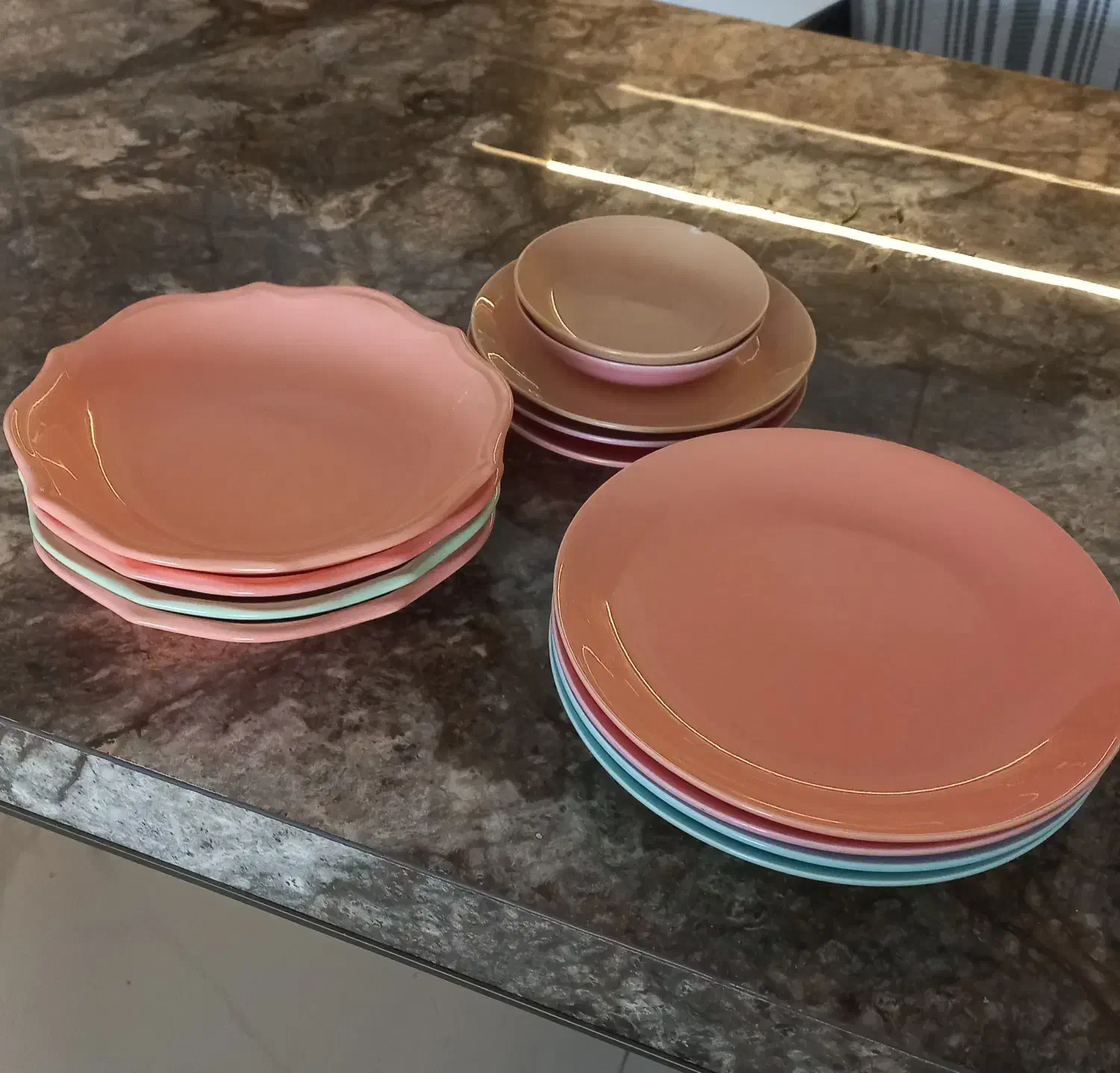 بشقاب و سرویس غذا خوری در حد نو|ظروف سرو و پذیرایی|کیش, |دیوار