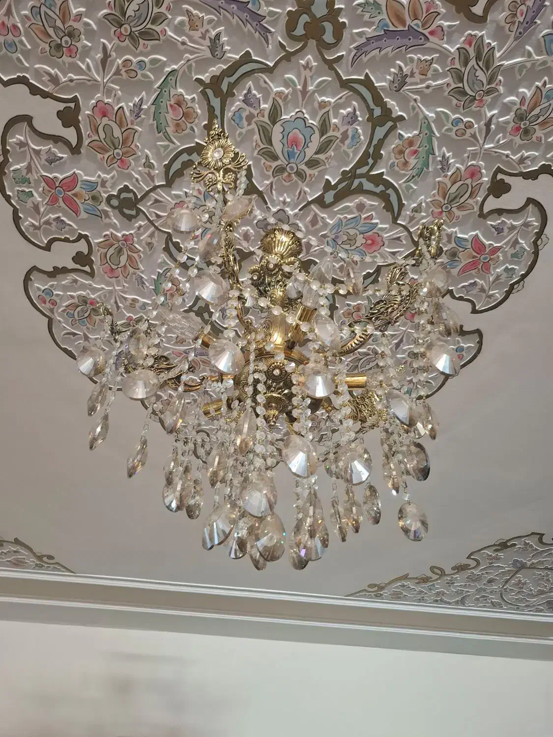 فروش لوستر برنجی همراه با کریستال|لوستر و چراغ آویز|اصفهان, سرچشمه|دیوار