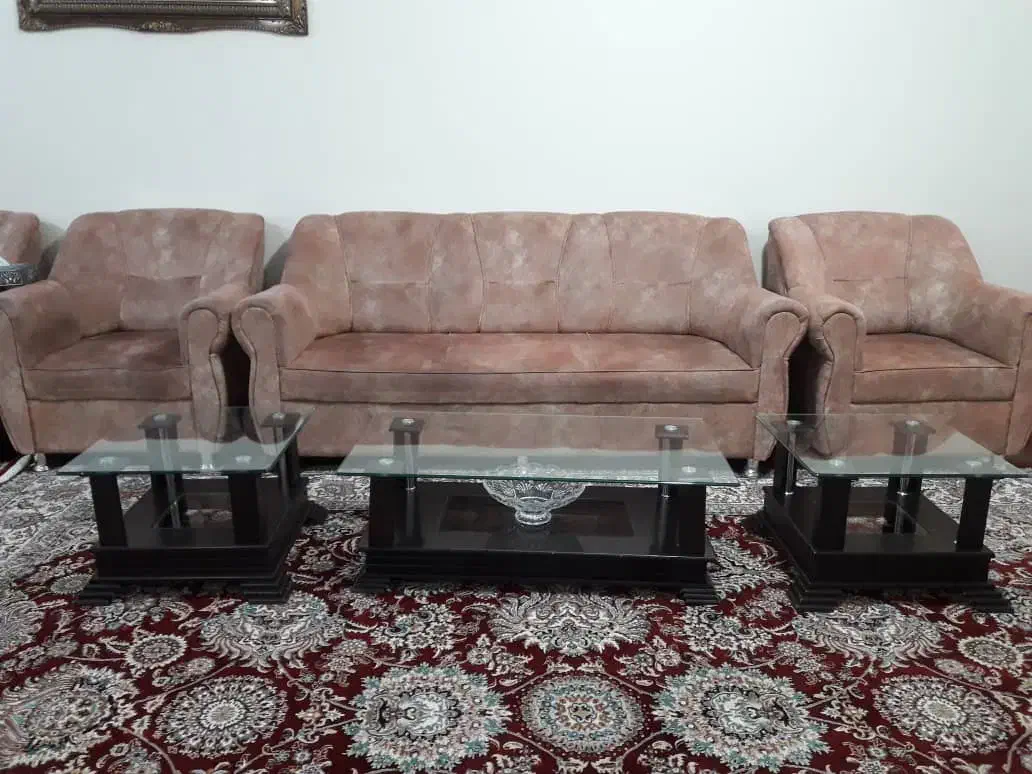جلومبلی ومیزعسلی|مبلمان خانگی و میز عسلی|میانه, |دیوار