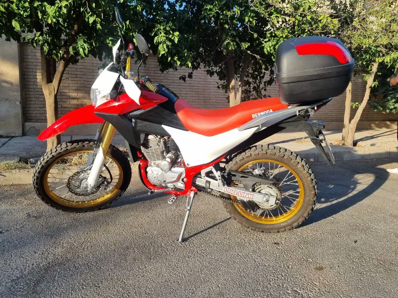 تریل برمودا ۲۵۰ نیوفیس|موتورسیکلت|هشتگرد, فاز ۱ مهستان|دیوار