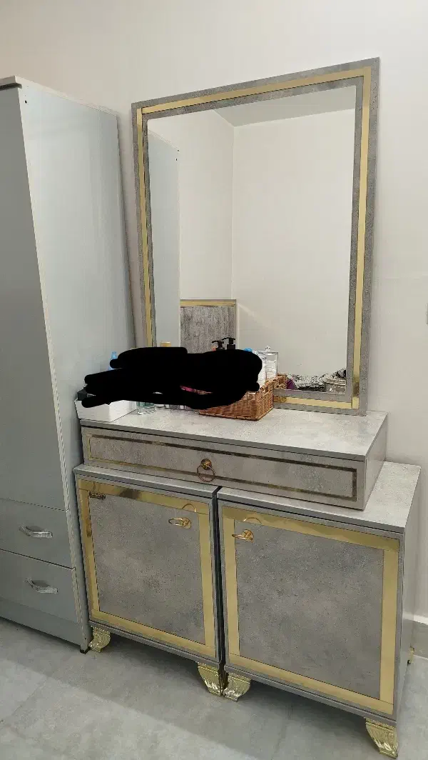 سرویس خواب تخت میز آرتیش دوتا پا تختی کمد لباس نو|تخت و سرویس خواب|خمینیشهر, |دیوار