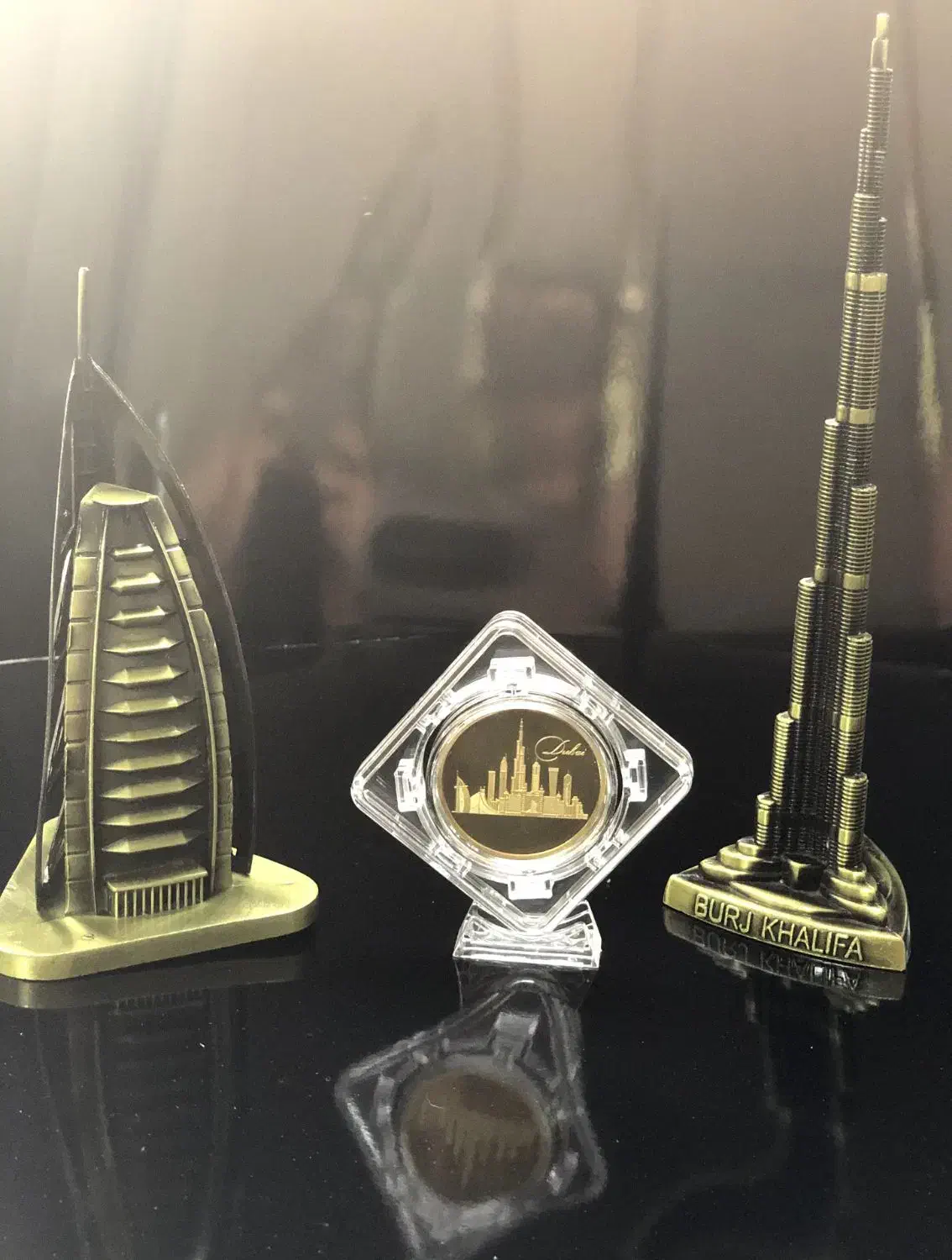سکه یادبود دبی + ماکت برنزی برج خلیفه و برج العرب|کلکسیون سکه، تمبر، اسکناس|کرج, شهرک بنفشه|دیوار