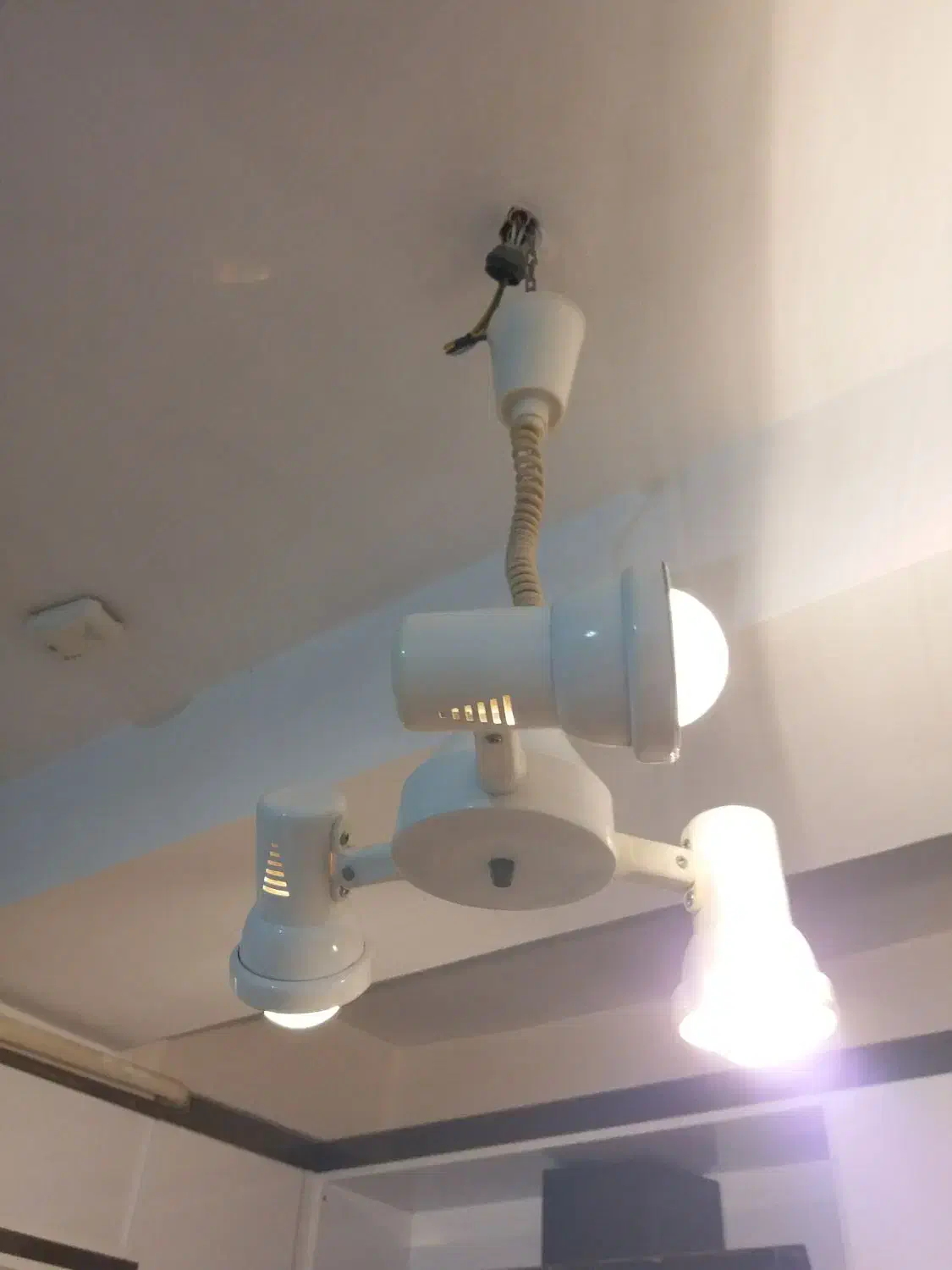 لوستر فلزی فنردار سه شاخه|لوستر و چراغ آویز|تبریز, |دیوار