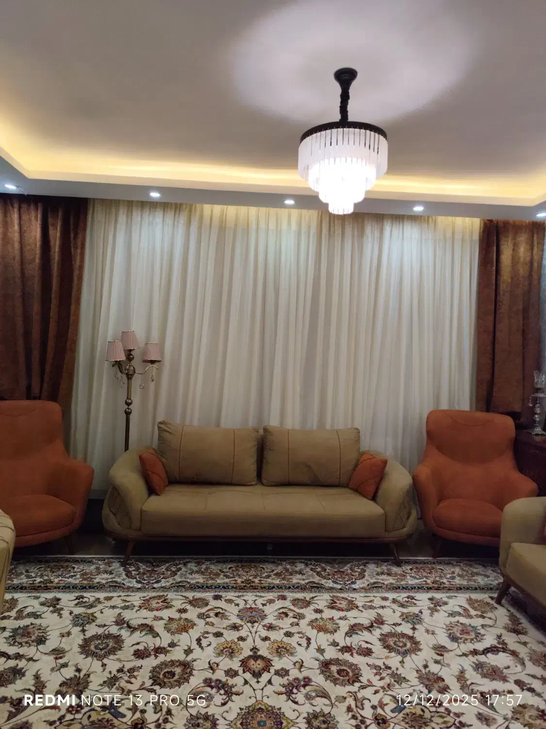 مبل ۸نفره بسیار نو ، پرده ، میز نهار خوری،جلو مبلی|مبلمان خانگی و میز عسلی|تربتحیدریه, شهرک ولیعصر|دیوار