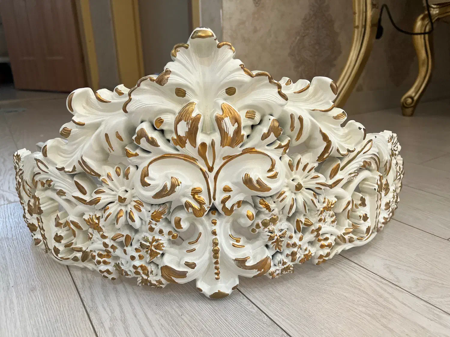 تاج بالای تخت|تخت و سرویس خواب|تهران, باغ فیض|دیوار