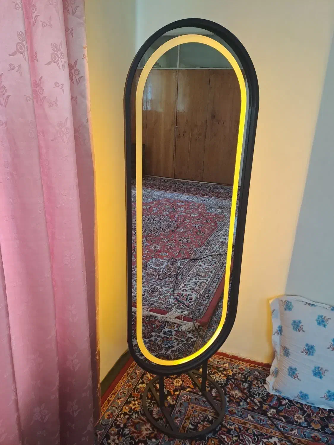 اینه استند دار نورپردازی|آرایشگاه و سالنهای زیبایی|الیگودرز, |دیوار