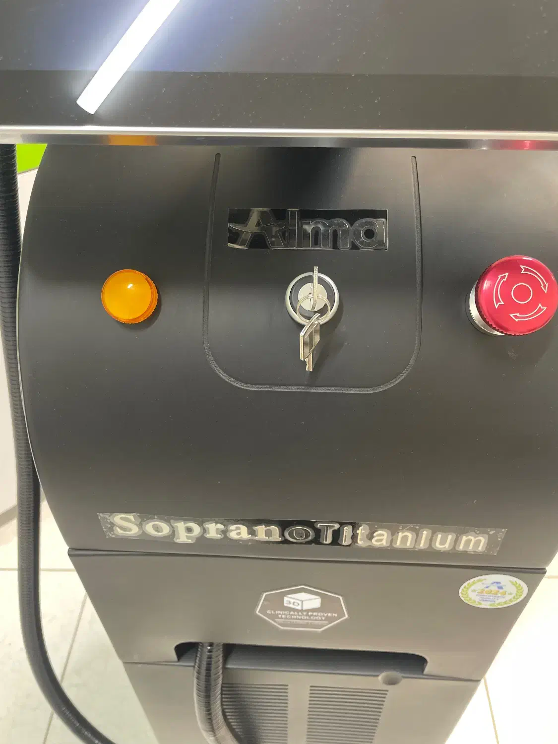 دستگاه لیزر تیتانیوم|آرایشگاه و سالن‌های زیبایی|مشهد, جنت|دیوار