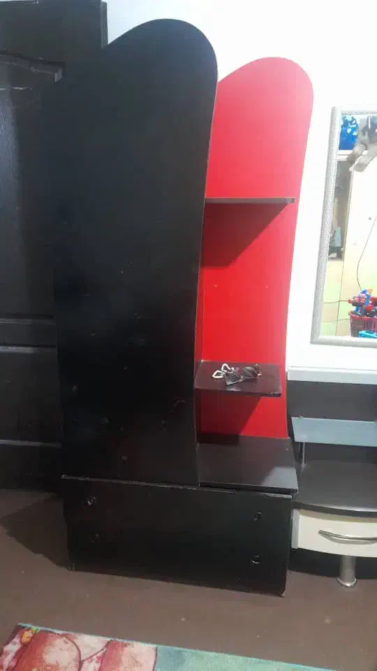 کمد مشکی قرمز|جاکفشی، کمد، دراور|صدرا-فارس, فاز ۱|دیوار