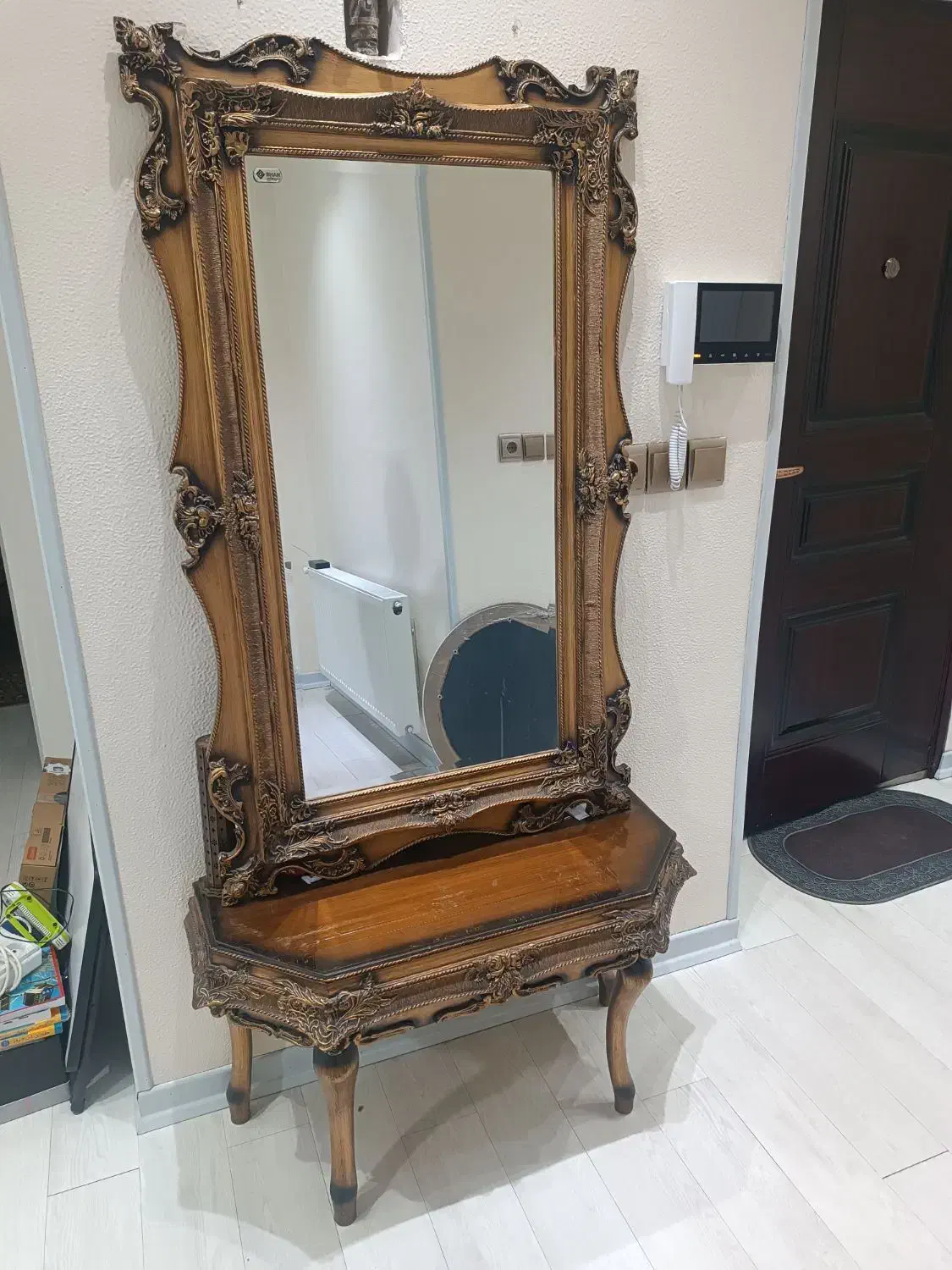 آینه کنسول تک چون پشت ویترونی بوده مناسبه|بوفه، ویترین، کنسول|شاهین‌شهر, خانه کارگر|دیوار