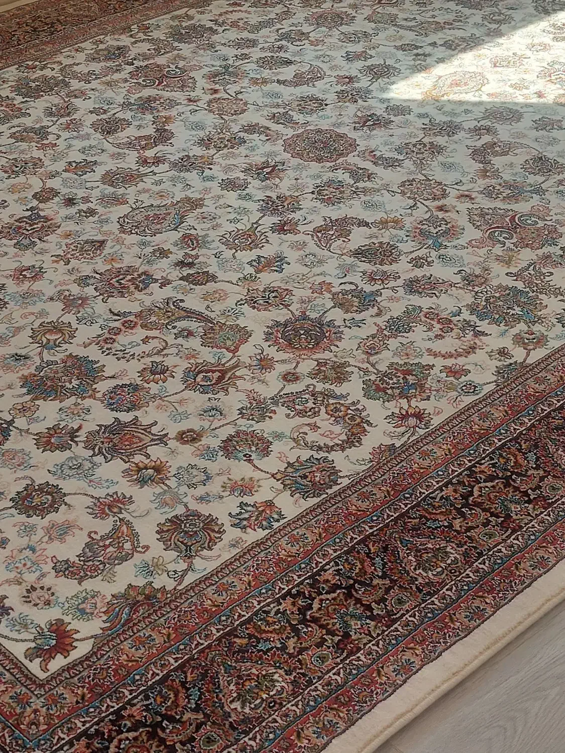 قالی نو تازه پلاستیکشو دراوردم|فرش|امامزاده عبدالله, |دیوار