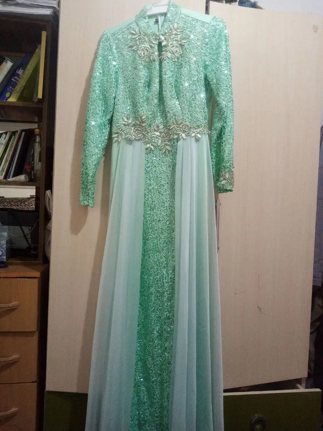 لباس مجلسی|لباس|تربت‌حیدریه, آغوی|دیوار