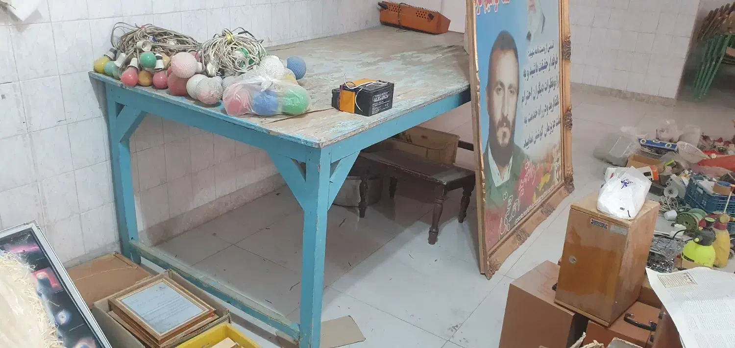 میز چوبی آبی بزرگ کارگاهی|دفتر کار|نجف‌آباد, بازار|دیوار