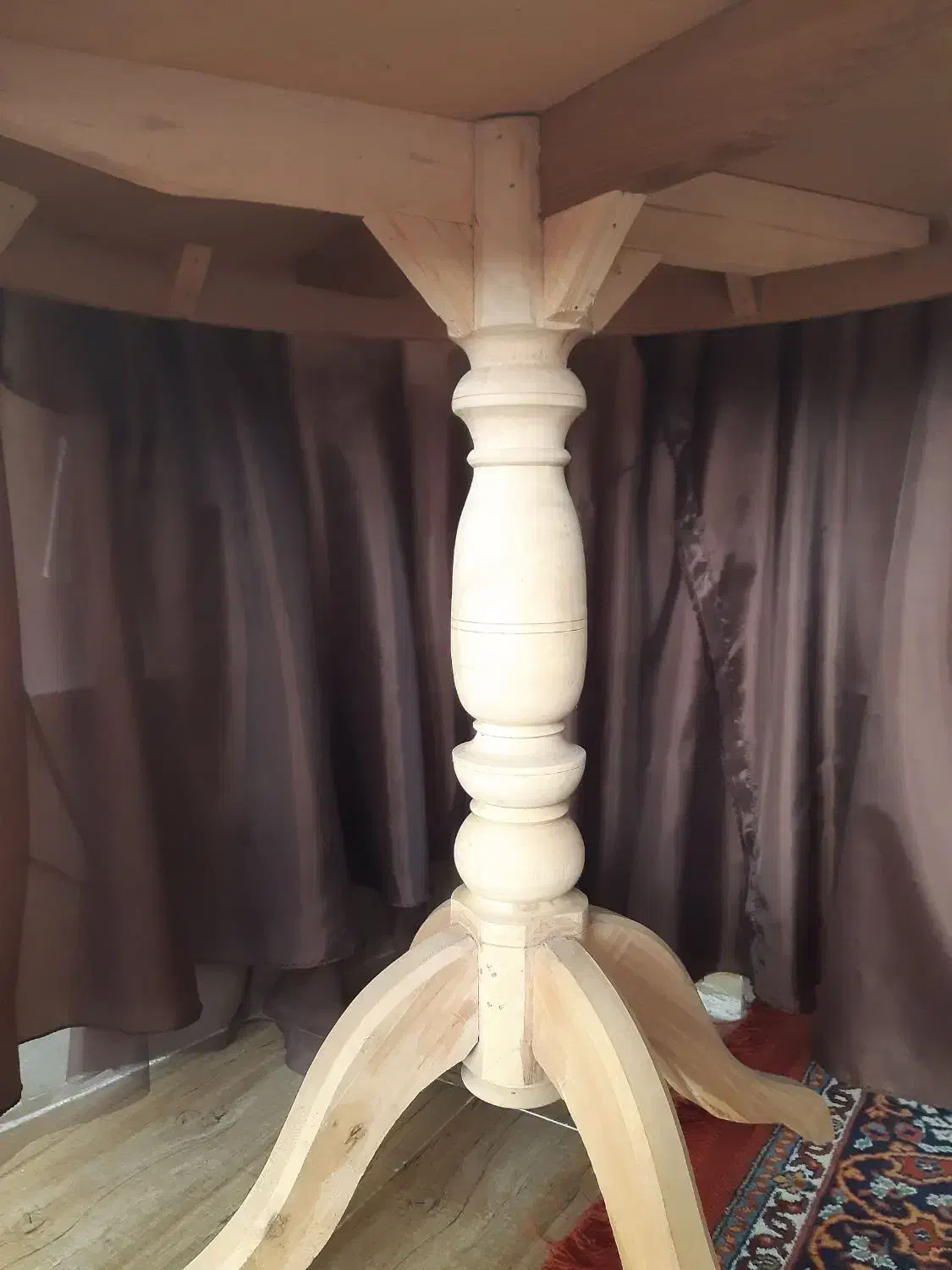 میز گرد چوبی بدون رنگ|میز و صندلی غذاخوری|فلاورجان, |دیوار