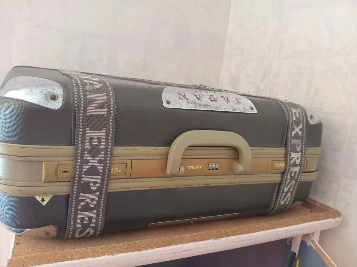 چمدان تمیز و بزرگ|کیف، کفش، کمربند|بندر ماهشهر, |دیوار