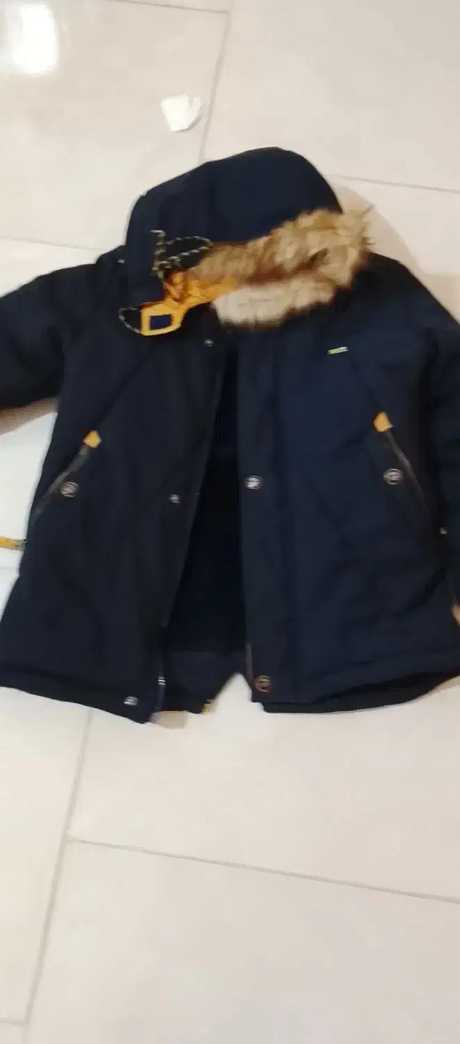 کاپشن|لباس|الیگودرز, |دیوار