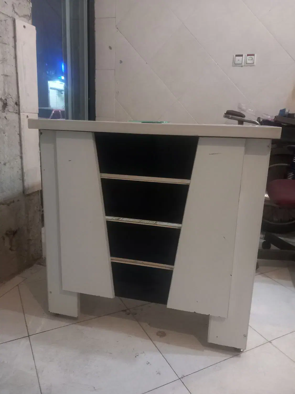 میز کامپیتر ویا تحریر به علاوه صندلی اداری|میز تحریر و کامپیوتر|اندیشه, اندیشه فاز ۱|دیوار