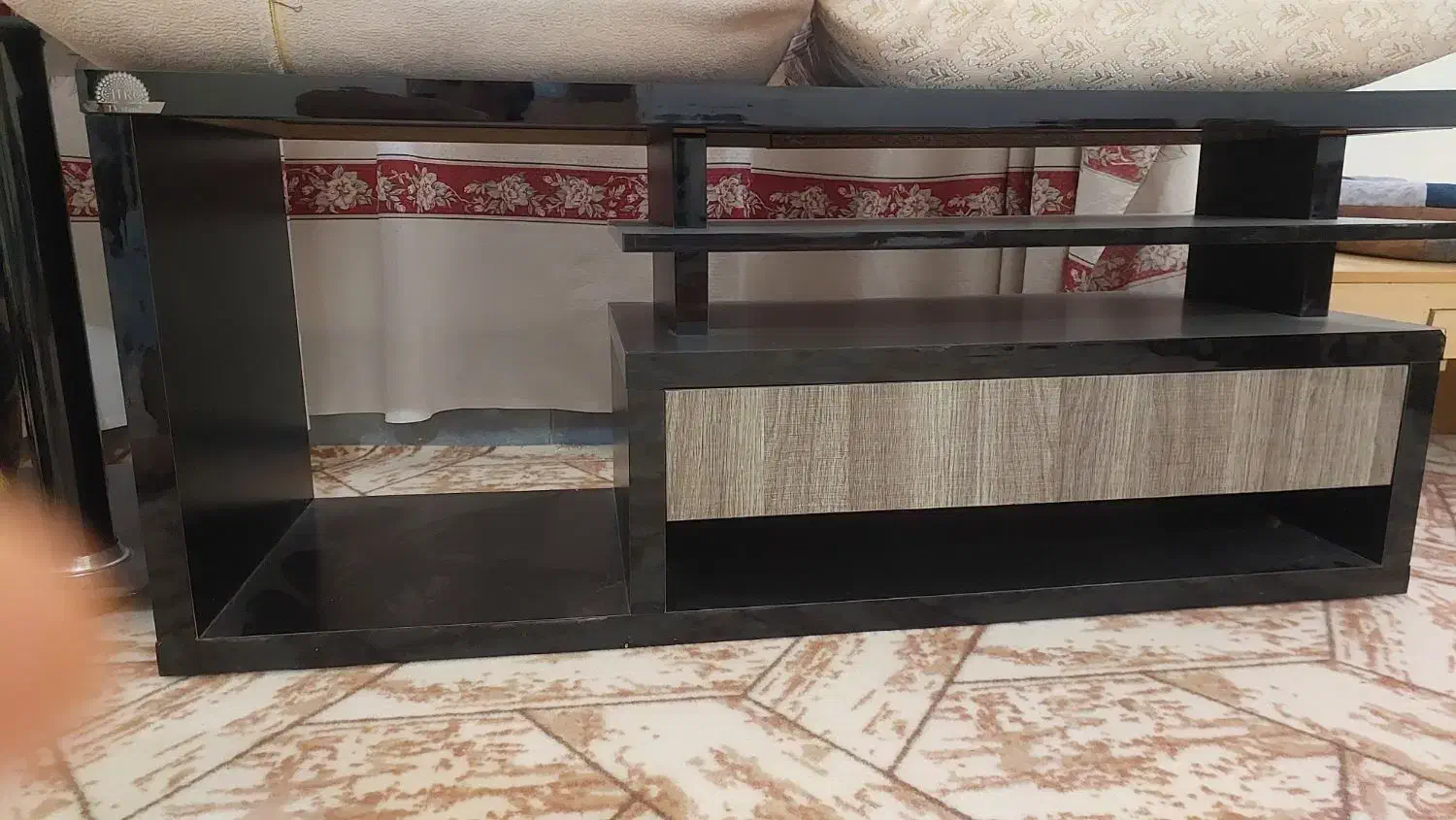 یک عدد جاکفشی و تلوزیون و زیر تلوزیون|جاکفشی، کمد، دراور|دره شهر, |دیوار