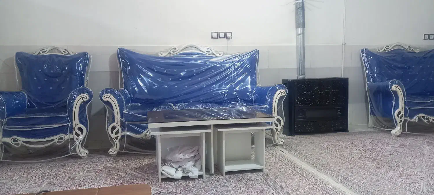 مبل نیمه سلطنتی همراه با کاور شیک و تمیز|مبلمان خانگی و میز عسلی|اصفهان, منتظرالمهدی|دیوار