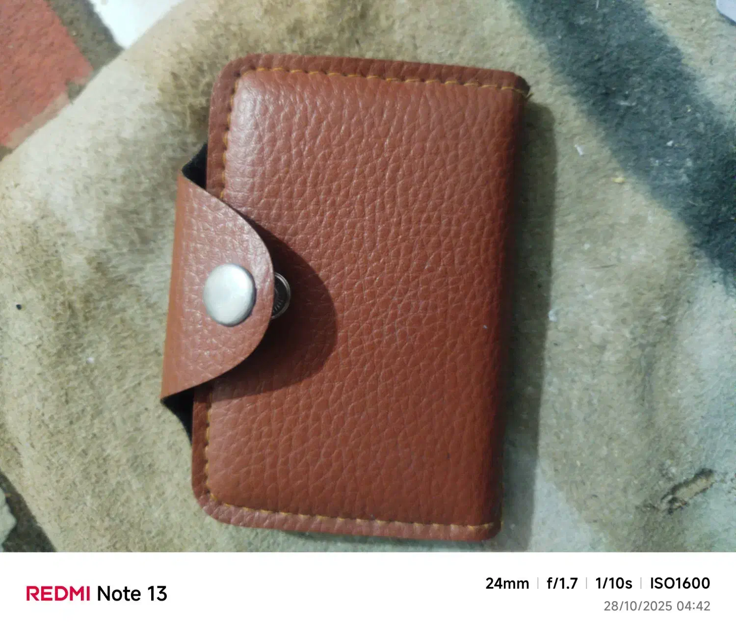 کیف قرمز رنگ حاوی مدارک پیدا شده|اشیا|مشهد, نوده|دیوار