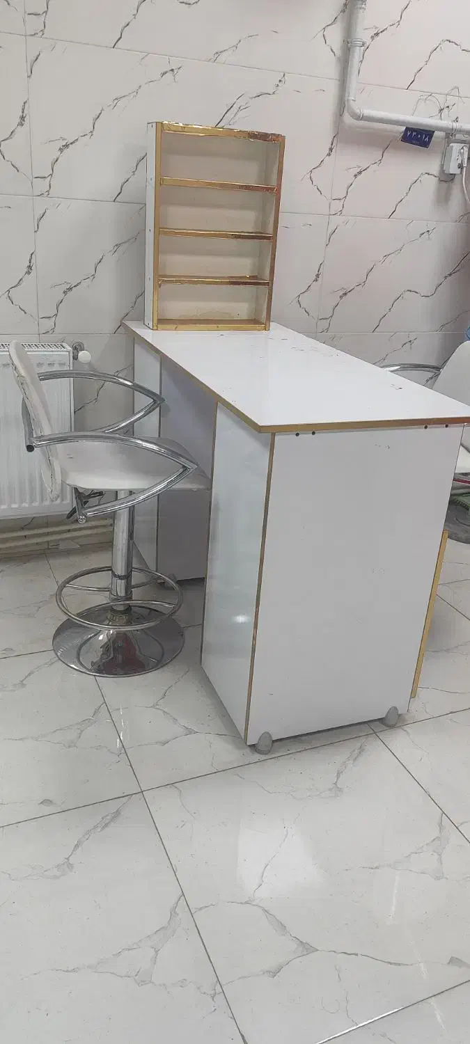 میز ناخن سالم و جنس محکم|آرایشگاه و سالن‌های زیبایی|ملایر, |دیوار