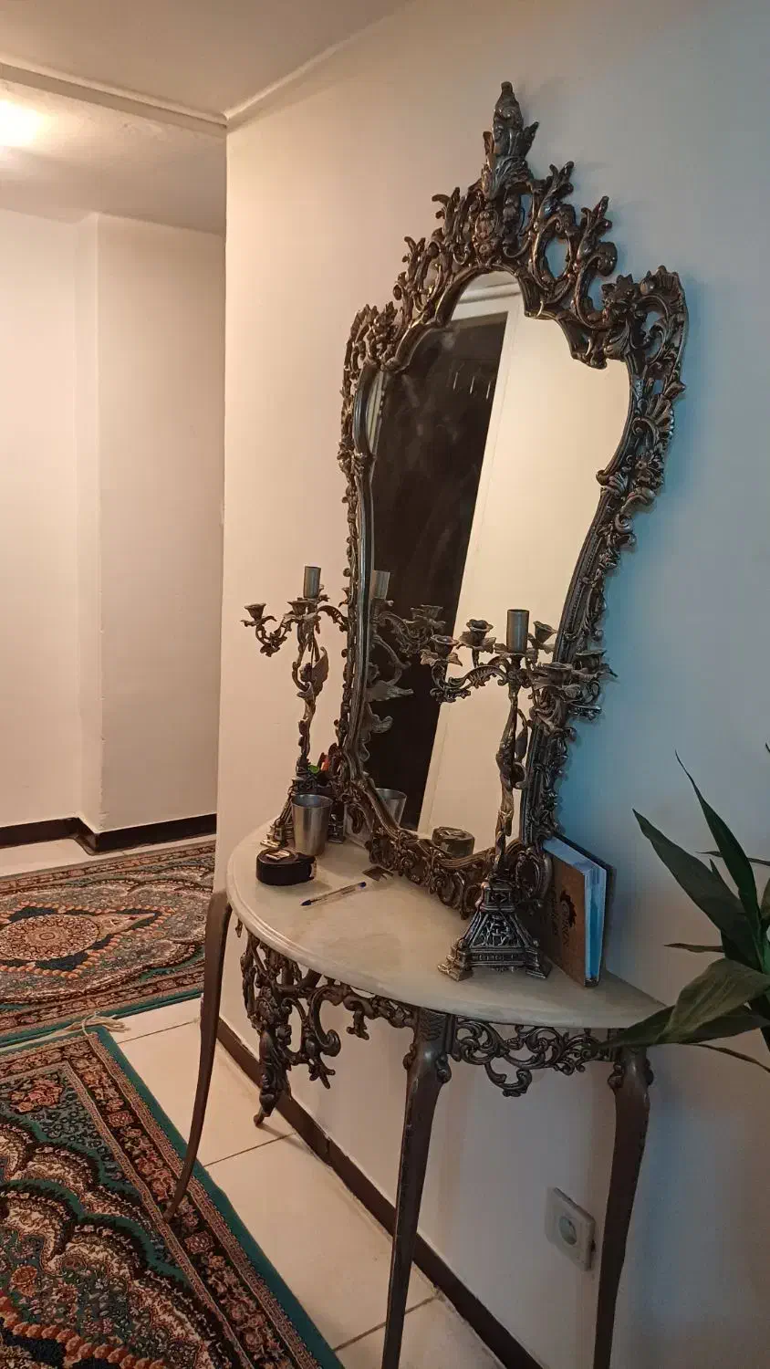 آیینه و شمعدان برنز|مبلمان خانگی و میز عسلی|مهاجران, |دیوار