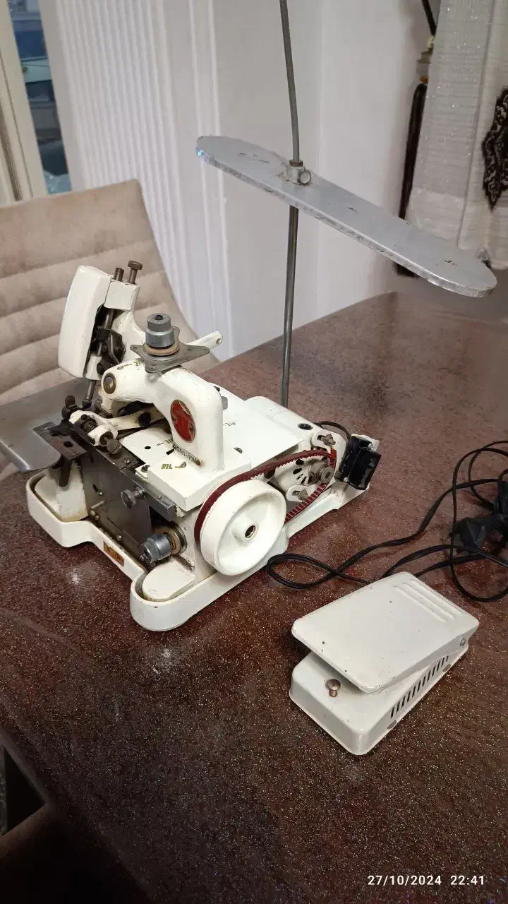 چرخ سردوز سه نخ بسیار کم کارکرد|چرخ خیاطی و ریسندگی|رشت, فلسطین|دیوار