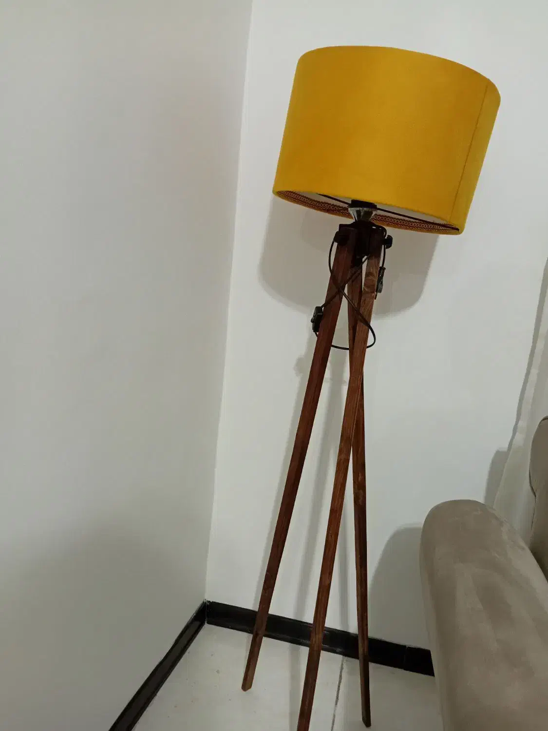 آواژور|چراغ خواب و آباژور|رشت, کوی مهر|دیوار