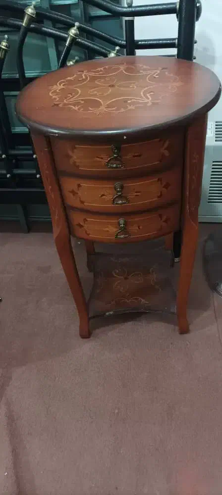 میز تلفن در حد نو|میز تلفن|رشت, منظریه|دیوار