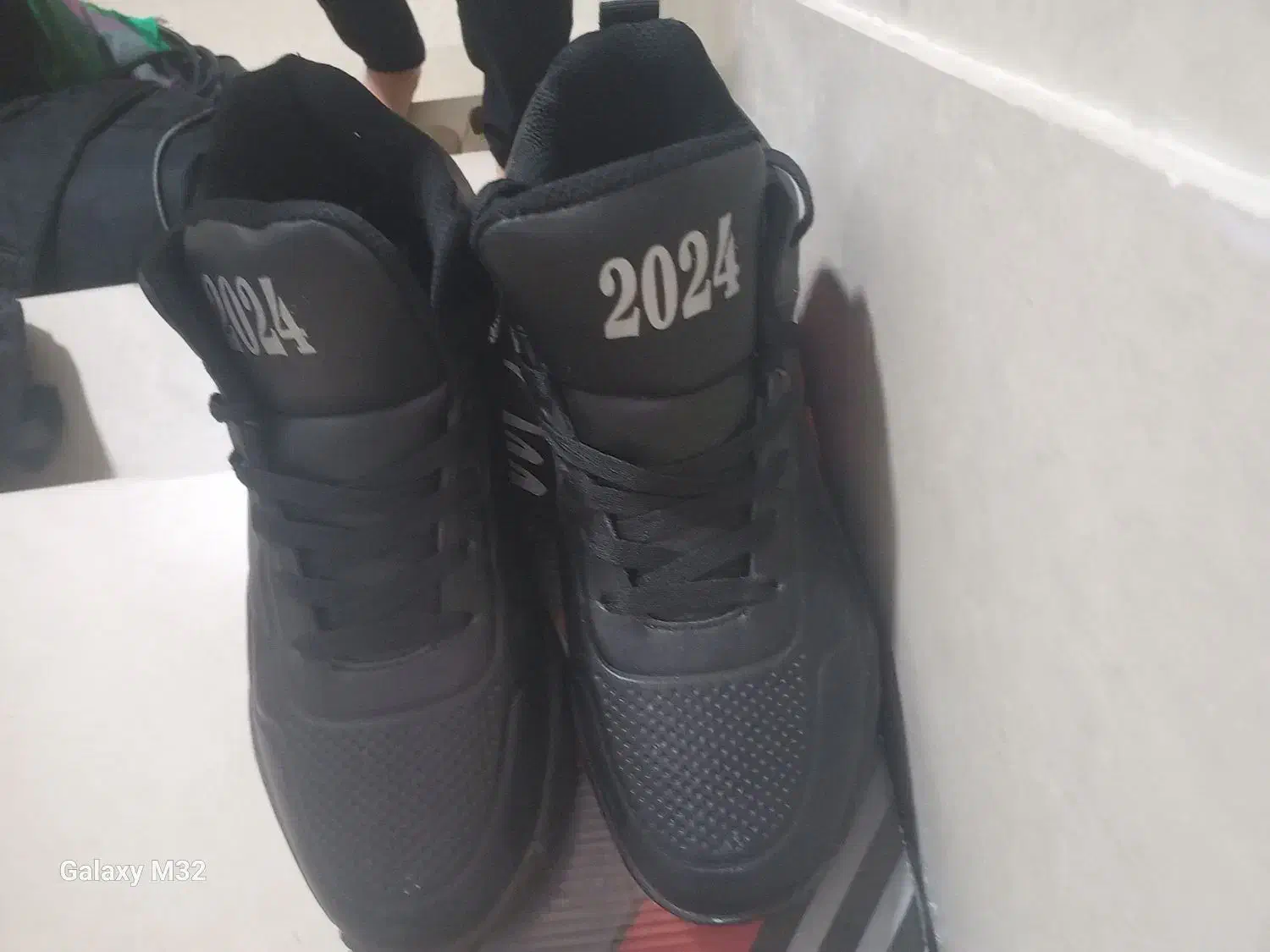 کفش|کیف، کفش، کمربند|قم, صفائیه|دیوار