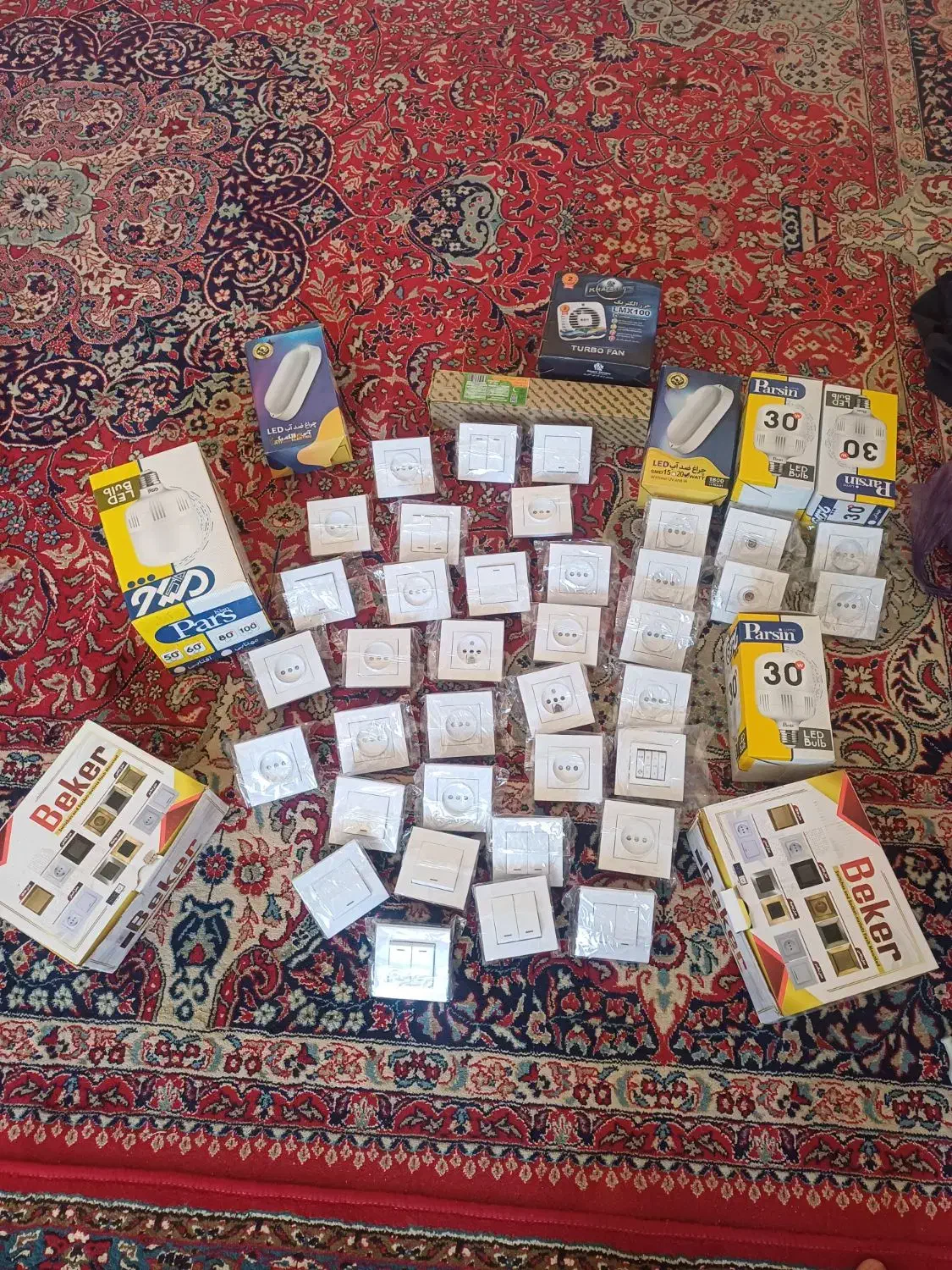 فروش تعدادی کلیدوپریز برق آک و تعدادی لامپ LED|لامپ و چراغ|نورآباد, |دیوار