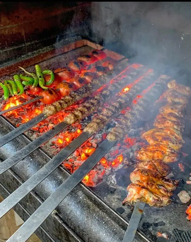 کبابپز تخته کار حرفه ای و کارگر ساده|استخدام خدمات فروشگاه و رستوران|تهران, درب دوم|دیوار