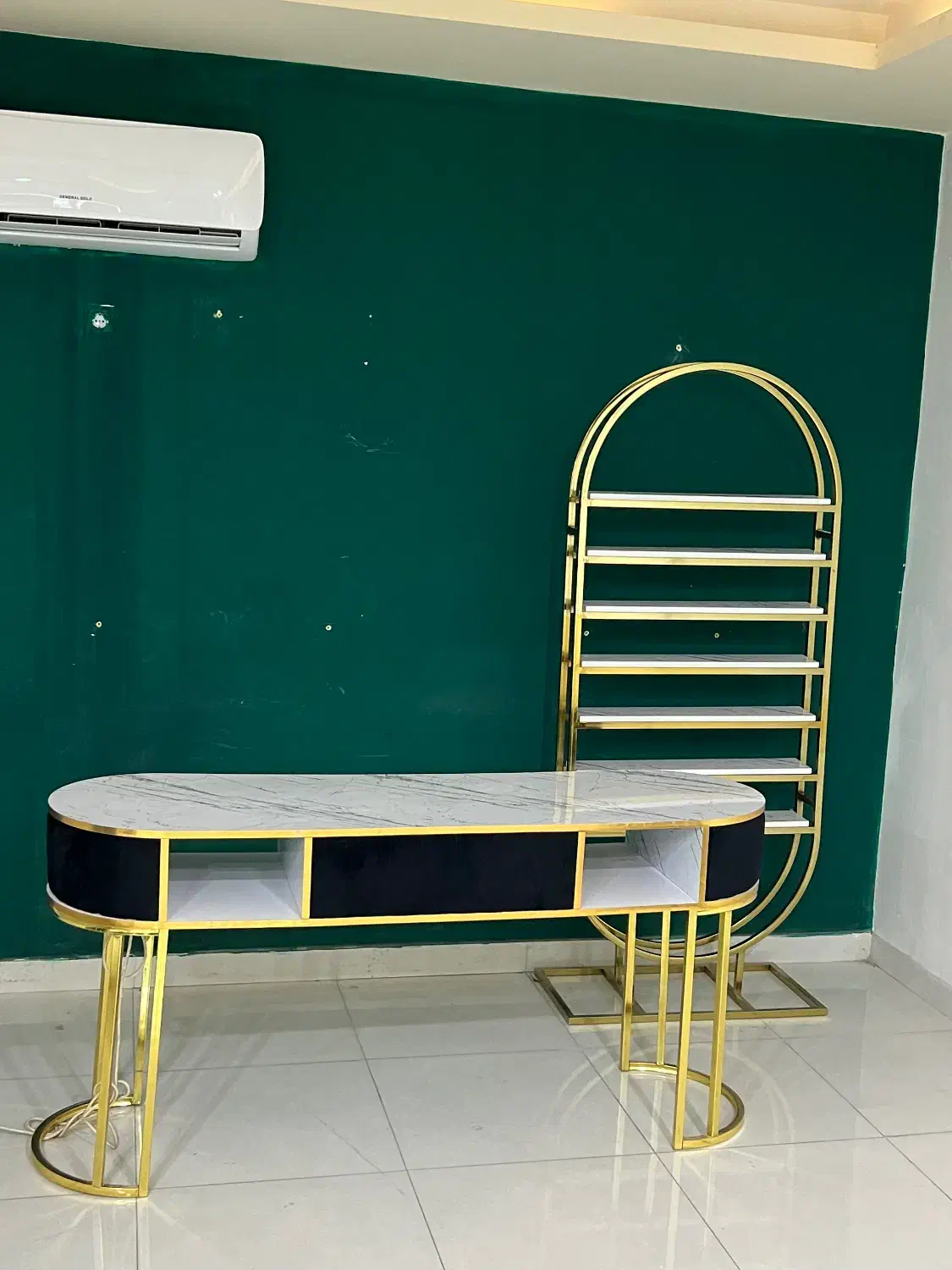 میز ناخون در حد نو دو ماه استفاده شده 6500تومان|آرایشگاه و سالن‌های زیبایی|ارومیه, |دیوار