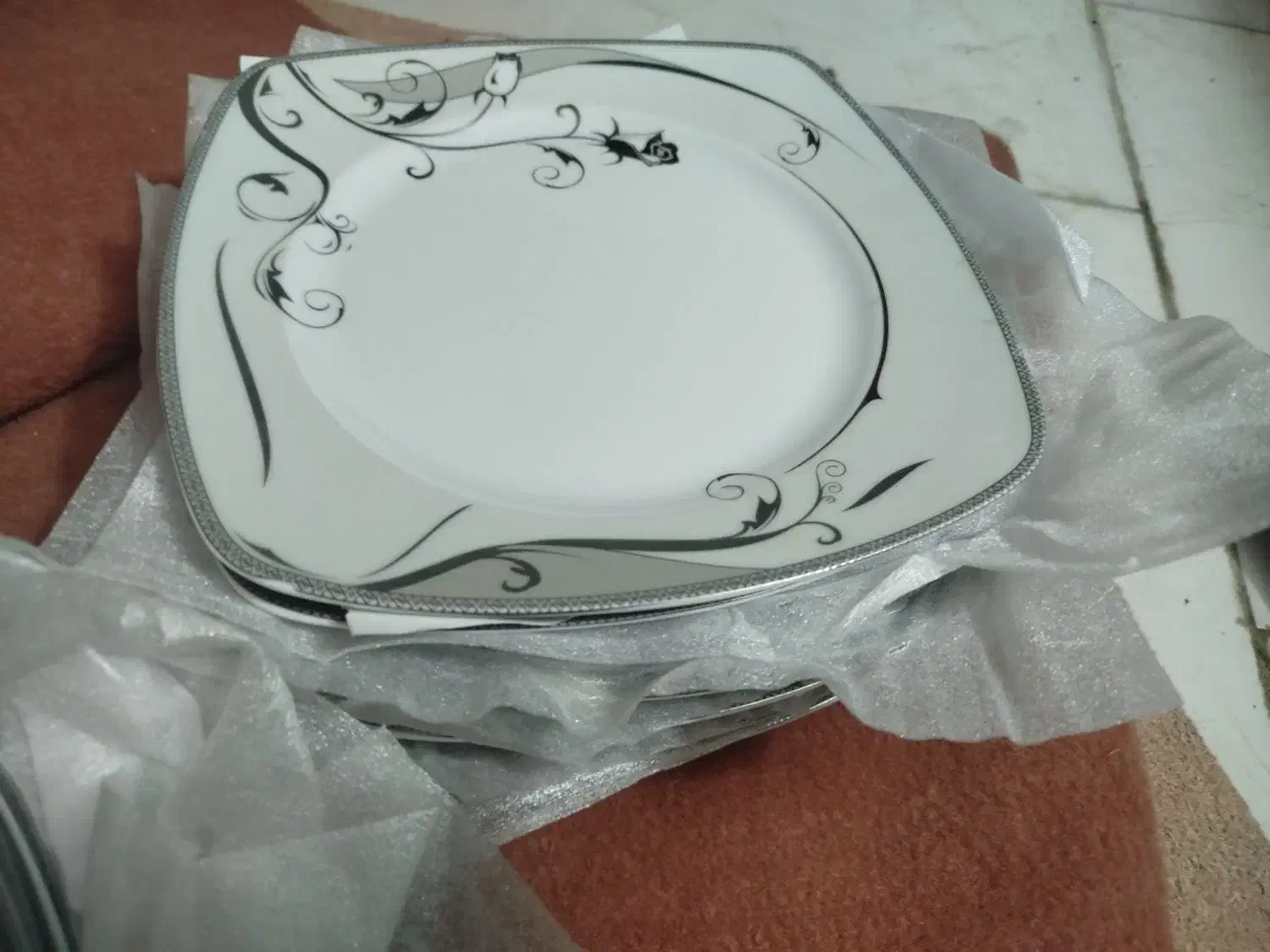 تعدادی ظروف چینی.|ظروف سرو و پذیرایی|یزد, |دیوار